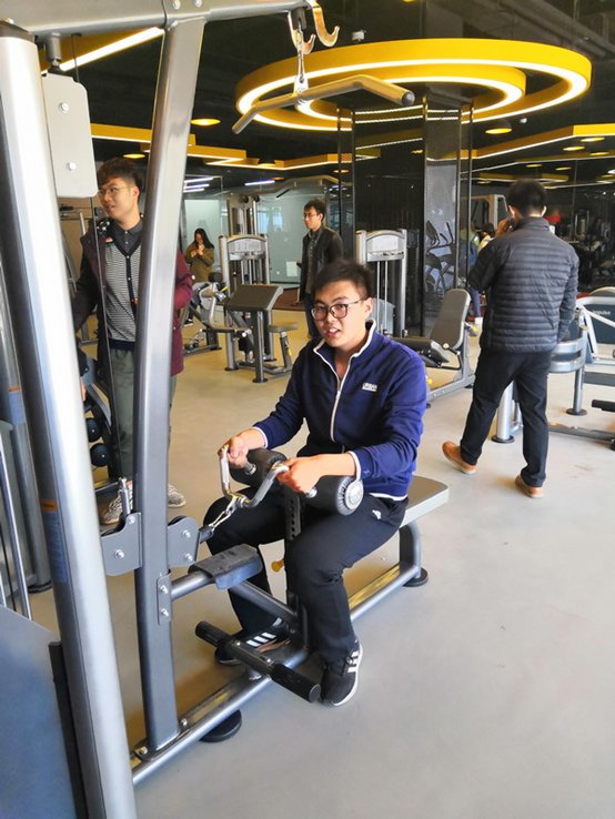 同学们纷纷试用建身器材