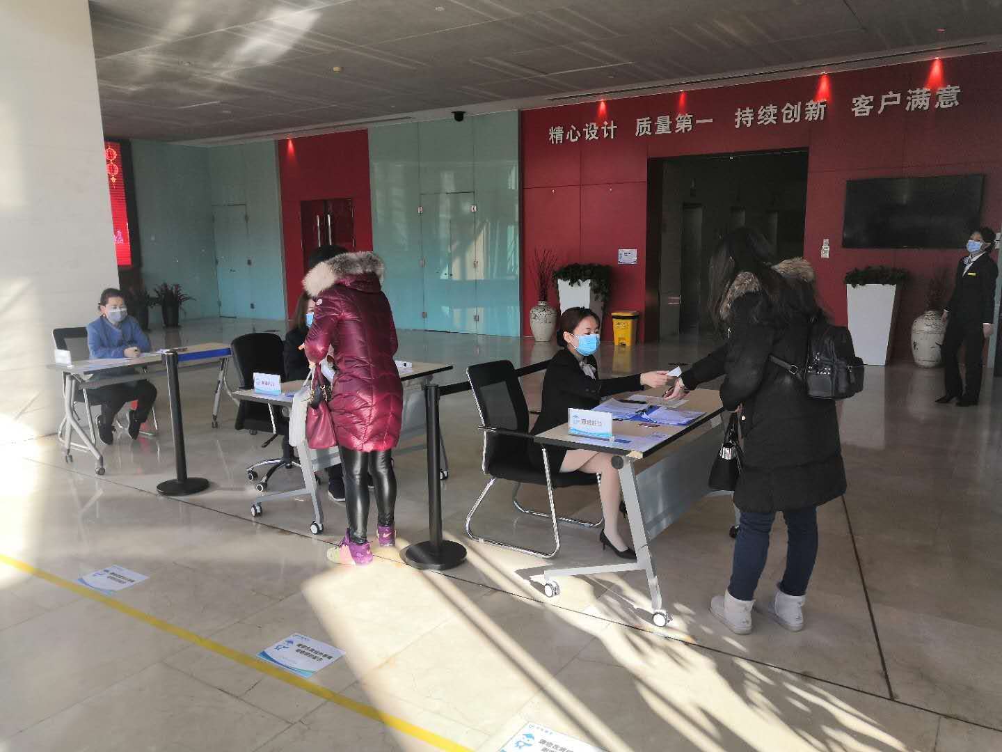 一手抓生产”