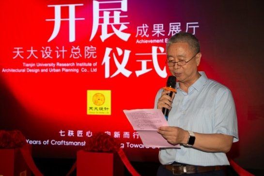 谌谦带领嘉宾与同仁参观展厅